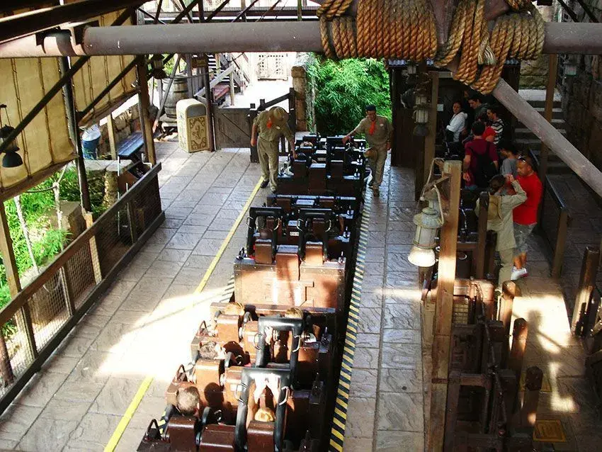 Visitantes esperando para subirse en la montaña rusa Indiana Jones en Disneyland Paris