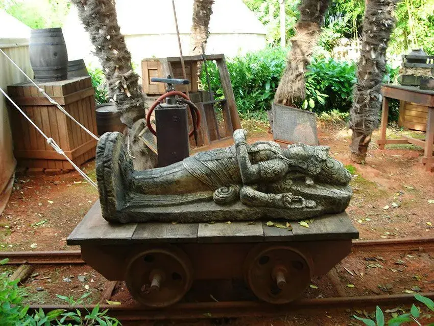 Escultura impresionante en el templo de la atracción Indiana Jones