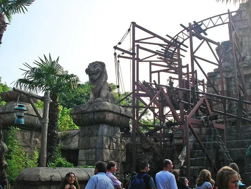 Visitantes admirando la escultura de un dragón en el templo de Indiana Jones