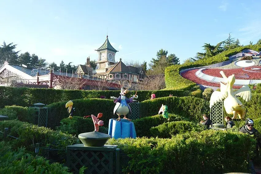 Decoraciones temáticas dentro del Laberinto Alicia, inspiradas en el cuento de Alicia