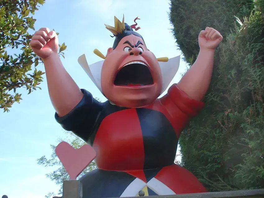 Personaje enfadado dentro del Laberinto Alicia, figura temática del parque