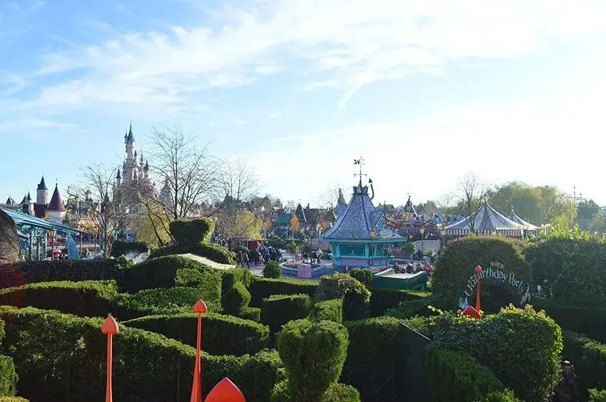 Vista del Laberinto Alicia con otras atracciones del parque al fondo
