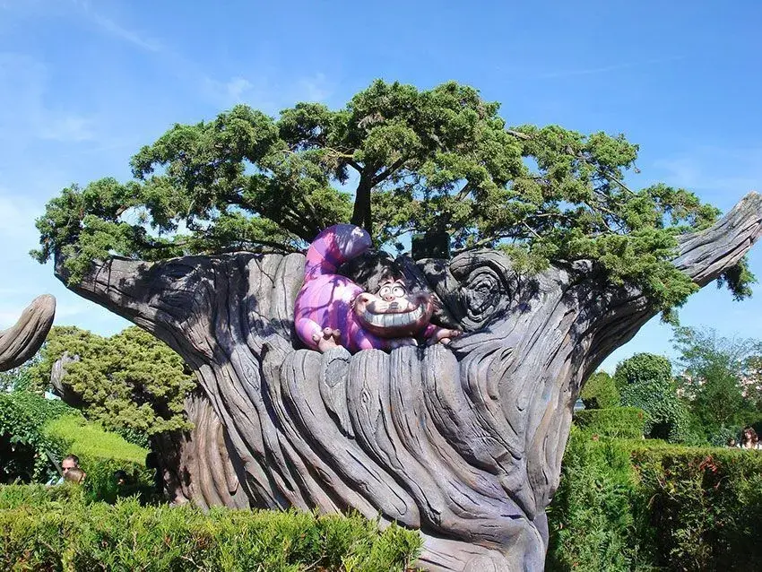 Árboles encima de una roca gigante, estilo decorativo del Laberinto Alicia