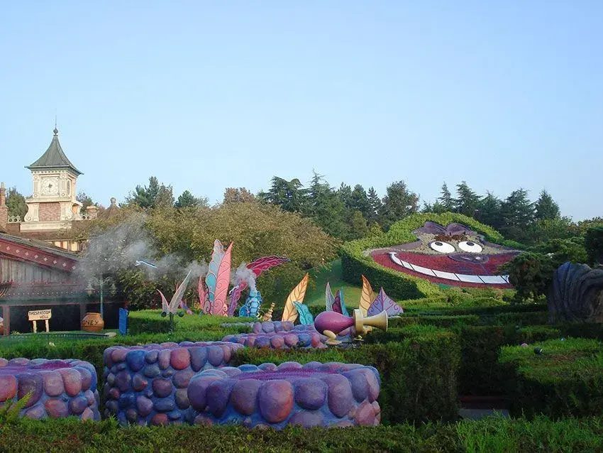 Vista lejana del colorido y temático Laberinto Alicia en el parque