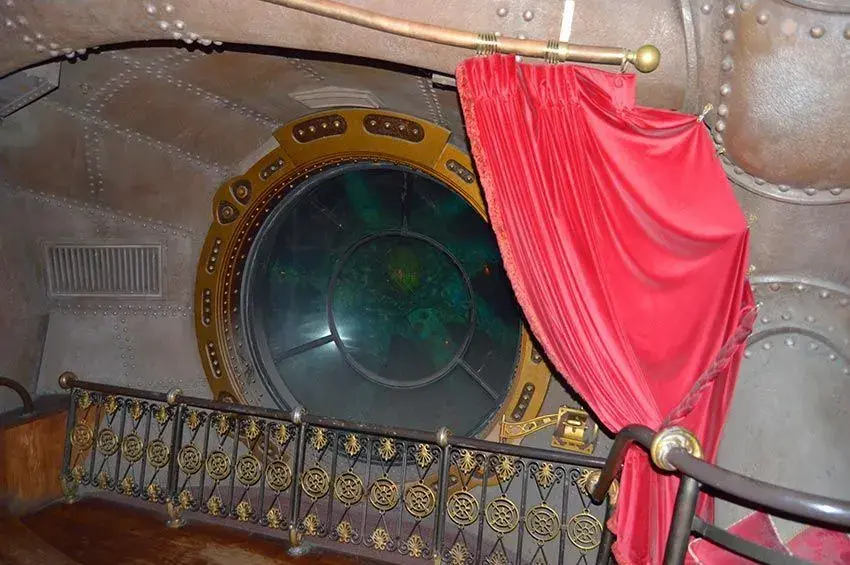 Interior de la atracción Nautilus, mostrando una ventana con vistas submarinas simuladas