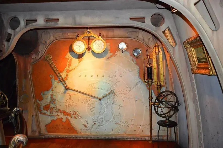 Mapa mundial interactivo dentro de la atracción Nautilus, destacando zonas temáticas