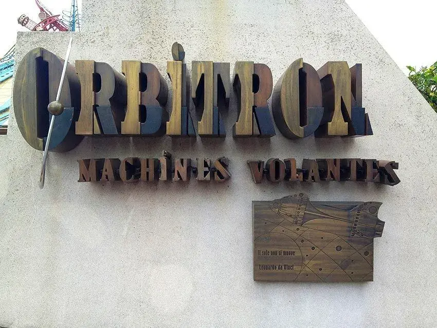 Logo de la entrada a la atracción Orbitron en Disneyland® Paris