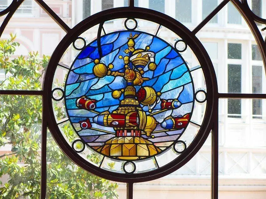Vista cercana de la maravillosa estructura circular de cristal en la atracción Orbitron