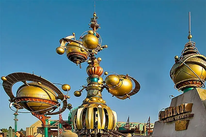 Vista panorámica exterior de la atracción Orbitron en Disneyland® Paris