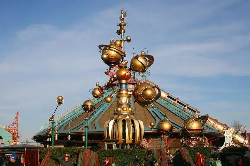 Otra perspectiva de la atracción Orbitron en Disneyland® Paris