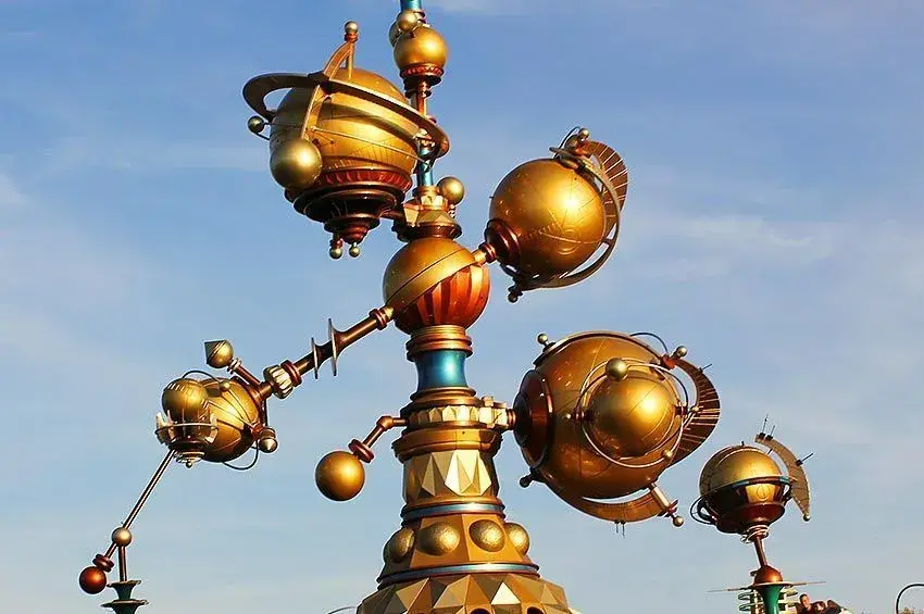 Imagen exterior adicional de la atracción Orbitron en Disneyland® Paris