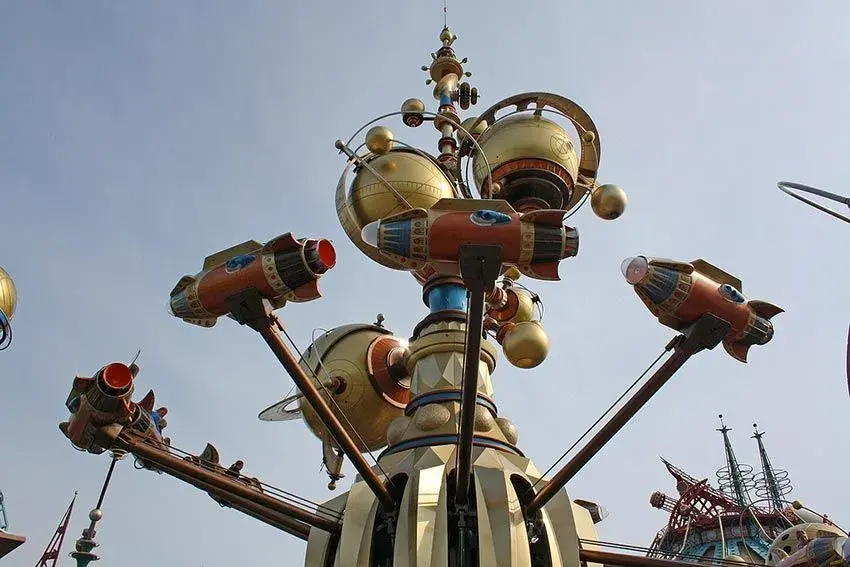 Cohetes girando en la atracción Orbitron, Disneyland® Paris 