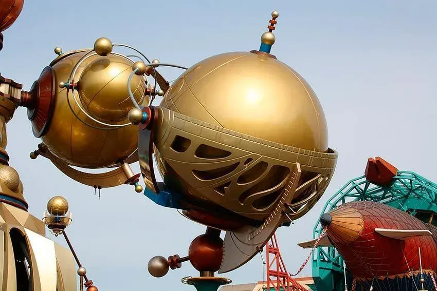 Vista de los globos flotantes en la atracción Orbitron en Disneyland® Paris