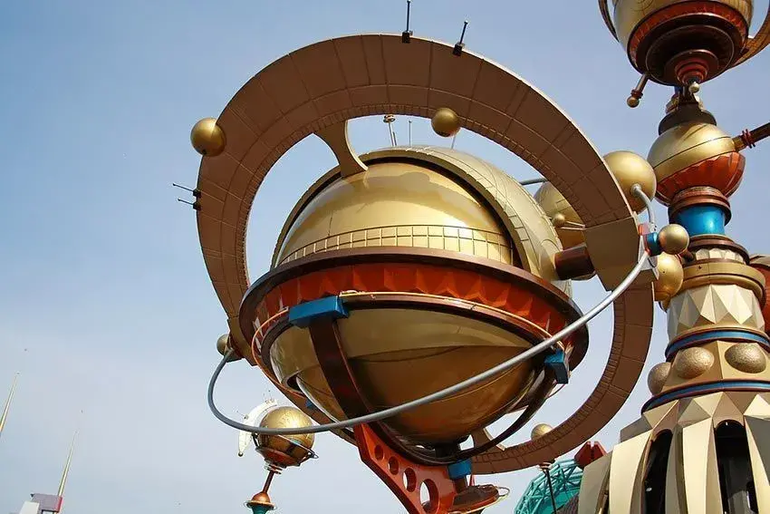 Orbita de la atracción Orbitron girando en Disneyland® Paris
