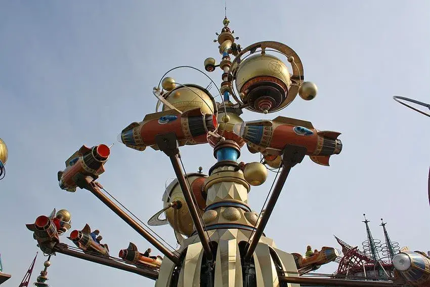 Otra vista lejana de la atracción Orbitron en Disneyland® Paris