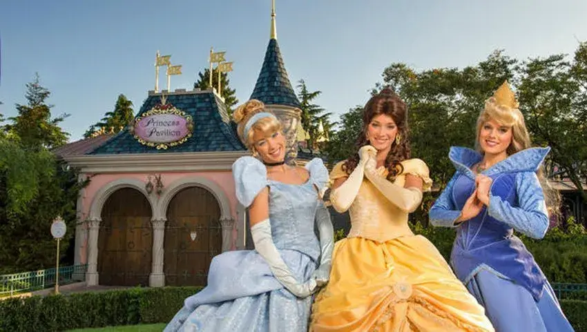 Princesas sonriendo y listas para recibir a los visitantes en el Pabellón de Princesas