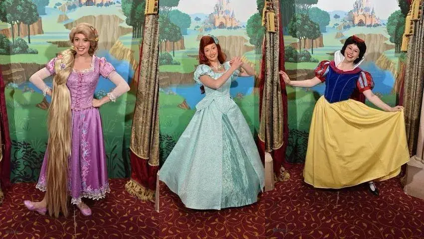 Princesas radiantes mostrando sus vestimentas en el Pabellón de Princesas