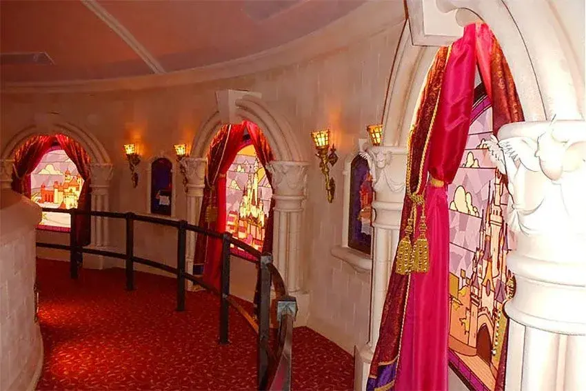 Vista interior del Pabellón de Princesas, mostrando el ambiente mágico