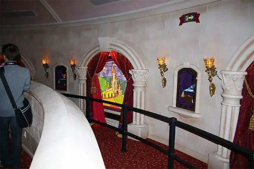 Otra vista del interior del Pabellón de Princesas, destacando las cortinas y la decoración