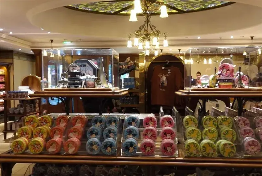 Interior del boutique Chez Marianne con artículos temáticos de Disney y Ratatouille