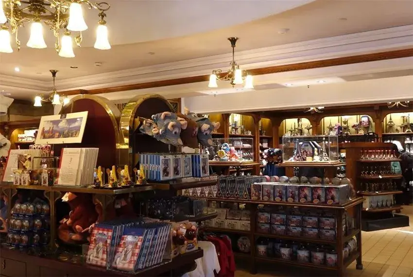Otra vista del interior del boutique Chez Marianne en Disneyland París