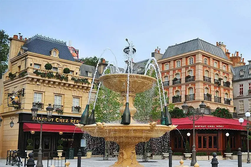 Imagen espectacular de una fuente con el Bistrot Chez Rémy de fondo en Disneyland París
