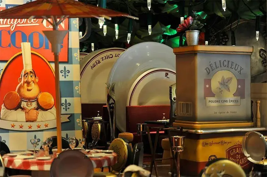 Decoración temática del interior del Bistrot Chez Rémy en Disneyland París