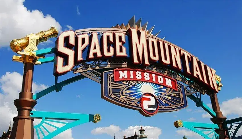 Logo espectacular en la entrada de Space Mountain en Disneyland Paris