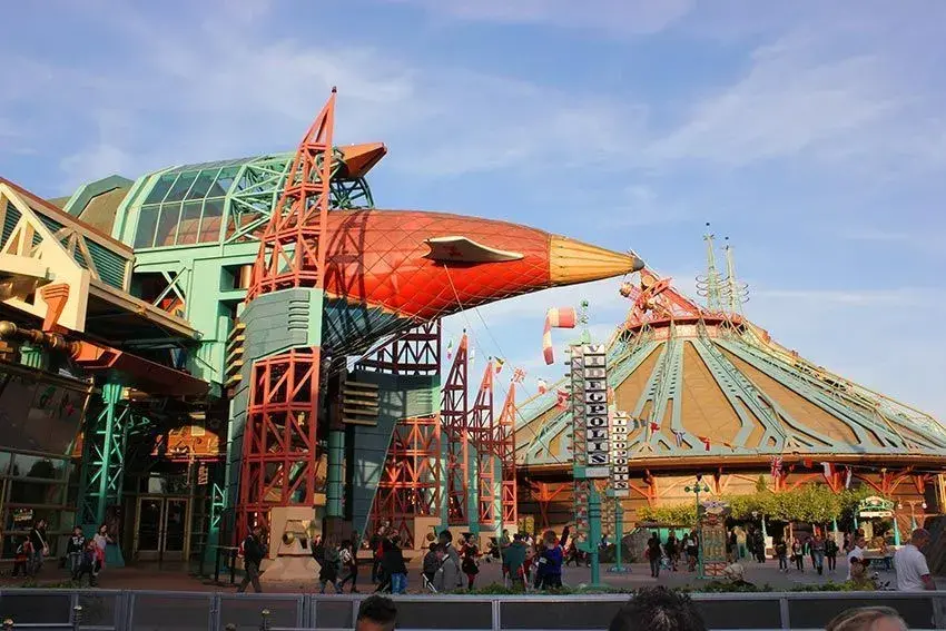 Multitud de visitantes en Disneyland Paris para ver la atracción Space Mountain