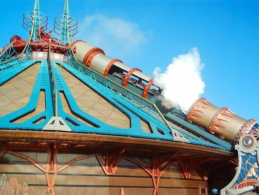 Space Mountain en pleno funcionamiento con pasajeros disfrutando de la aventura