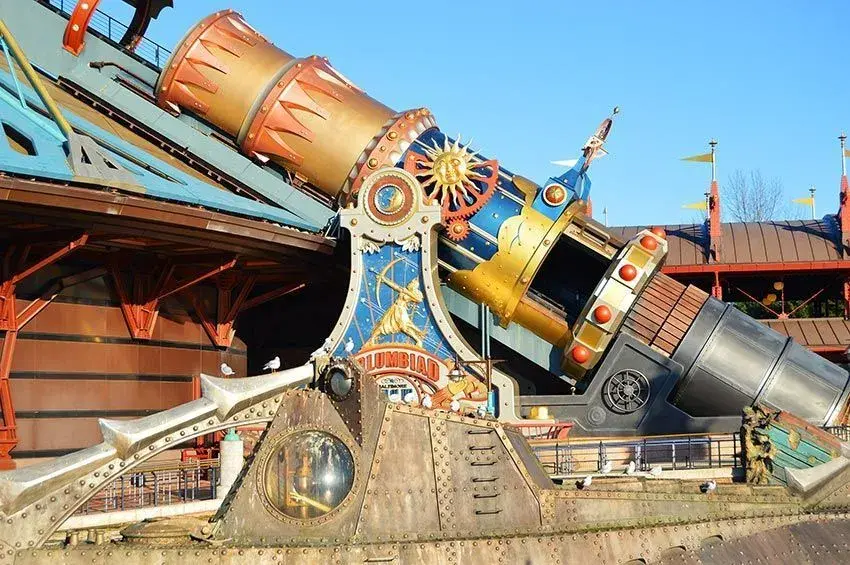 Vista cercana del cañón de la atracción Space Mountain en Disneyland Paris