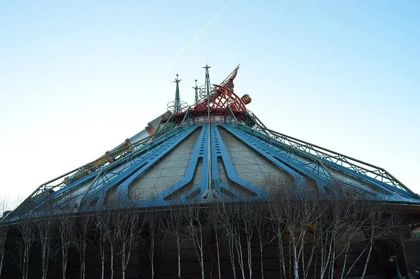 Vista lejana desde abajo de la atracción Space Mountain en Disneyland Paris