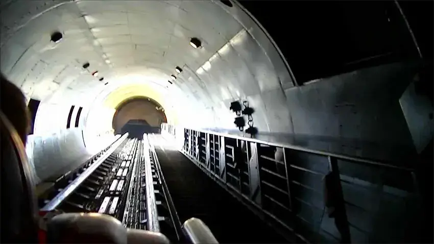 Vista desde el interior de Space Mountain, experiencia divertida pero claustrofóbica