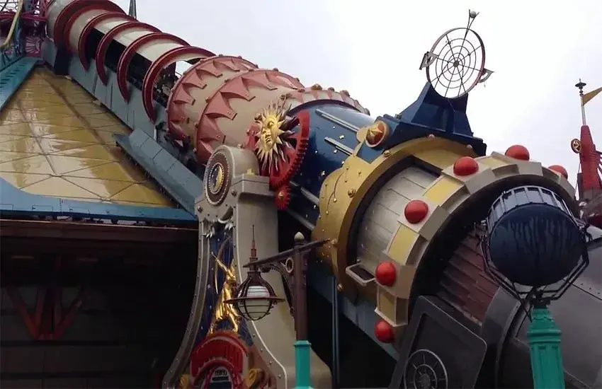 Vista cercana de la parte superior de la atracción Space Mountain en Disneyland Paris