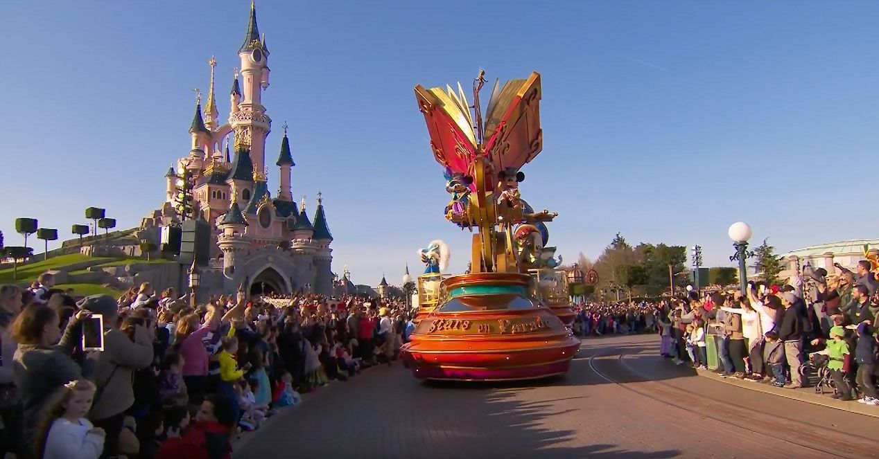 Mickey y Minnie en la carroza principal de Disney Stars on Parade