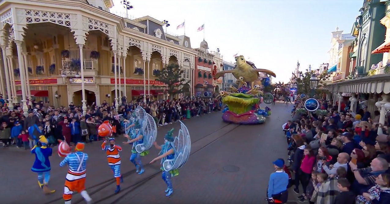 Panorámica del desfile Disney Stars on Parade