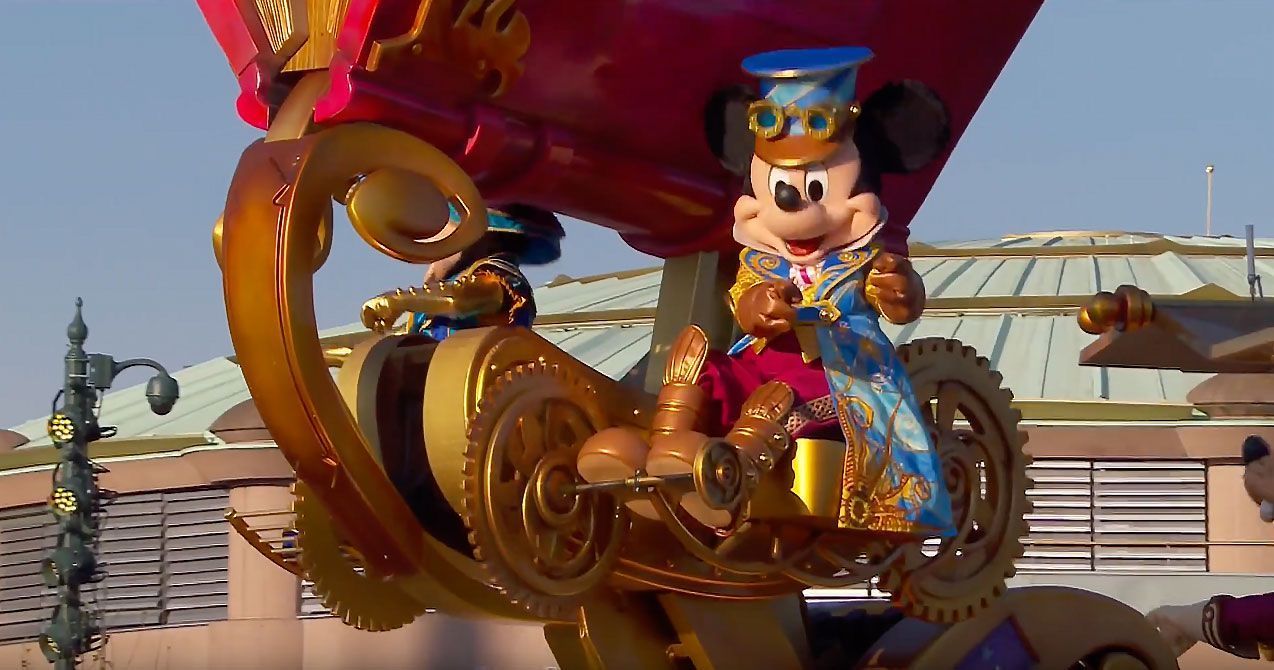 Mickey Mouse saludando en el desfile de Disneyland Paris