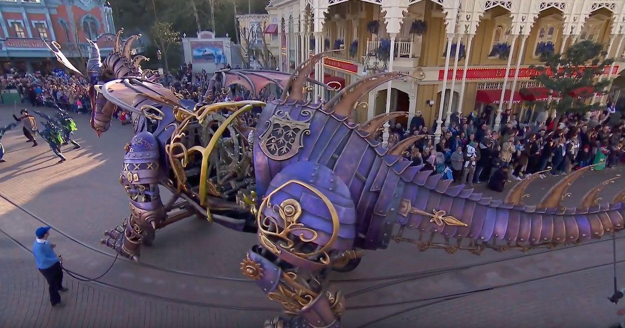 Estructura steampunk del Dragón en el desfile Disney