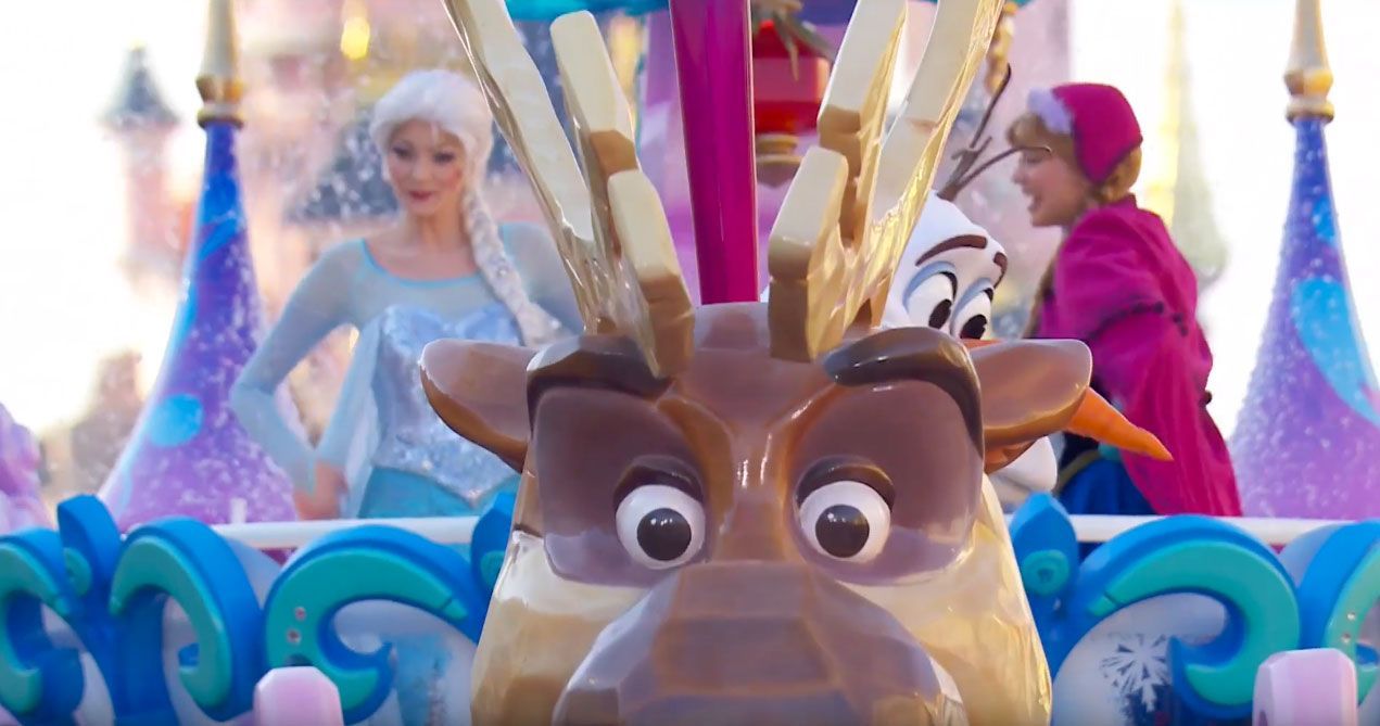 Anna y Elsa saludando a los visitantes desde su carroza
