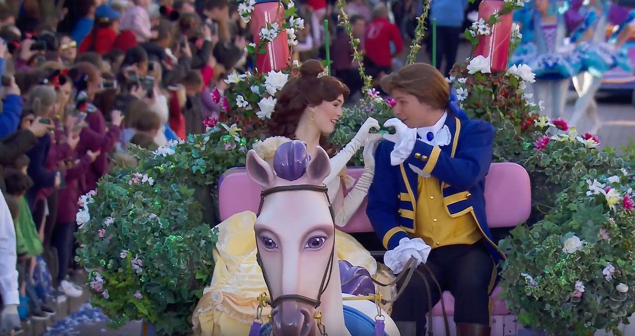 Bella y Bestia bailando en la carroza principesco