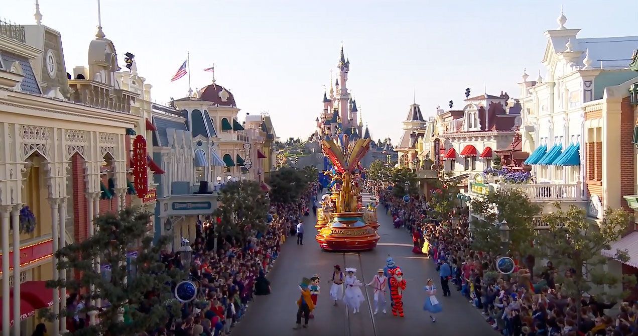 Bailarines y vestuario colorido en Main Street U.S.A.