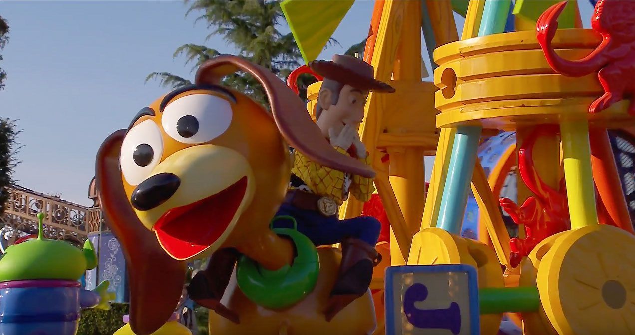 Woody montado en Slinky en el desfile Disney