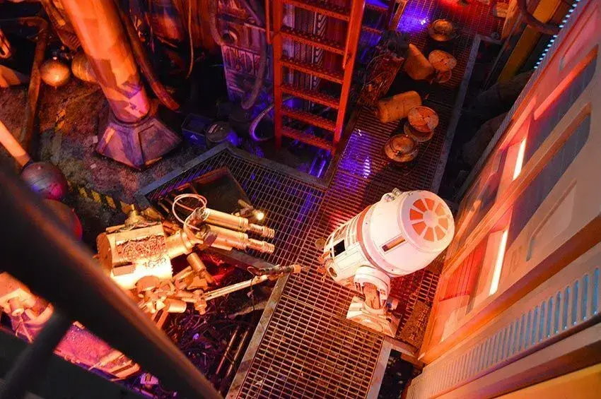 Interior de la atracción Star Tours con máquinas del mundo de Star Wars