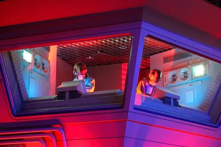 Marcianos dentro de una cabina, parte de la experiencia inmersiva de Star Tours