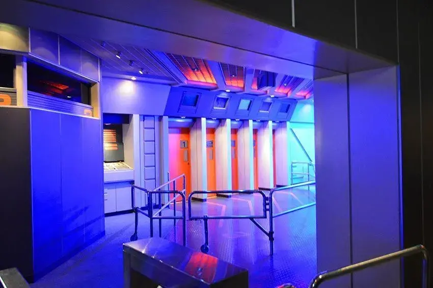 Puertas naranjas numeradas dentro de la atracción, diseñadas para los prisioneros en la temática de Star Wars