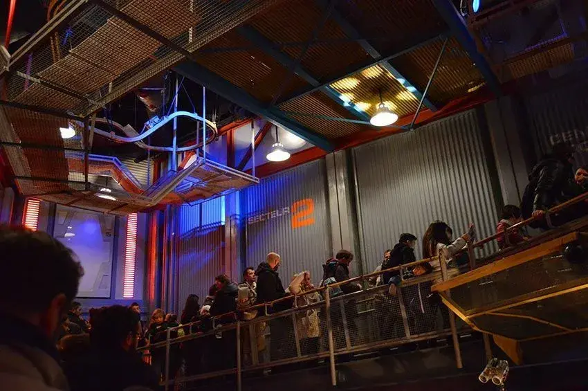Multitud de personas visitando la atracción Star Tours, destacando la popularidad del recorrido