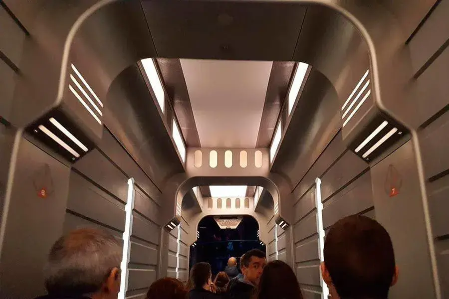 Personas recorriendo la atracción Star Tours, disfrutando de la experiencia interactiva
