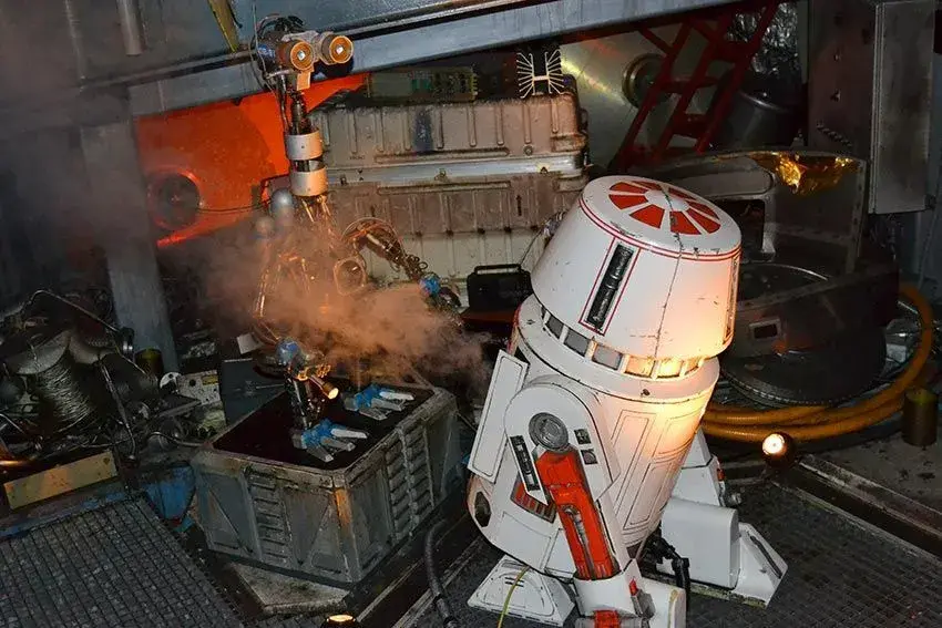 Personajes de Star Wars y efectos de humo, creando una experiencia inmersiva en Star Tours
