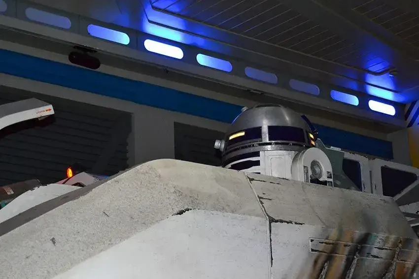 Personaje principal de Star Wars en una de las escenas icónicas de la atracción Star Tours