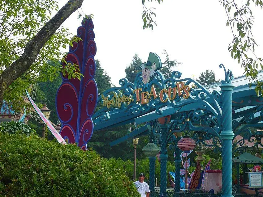 Entrada de la atracción Tazas Locas en Disneyland Paris, con decoración temática visible.